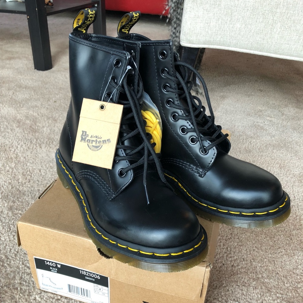 NWT Women’s Dr. Marten’s 1460 Smooth boots